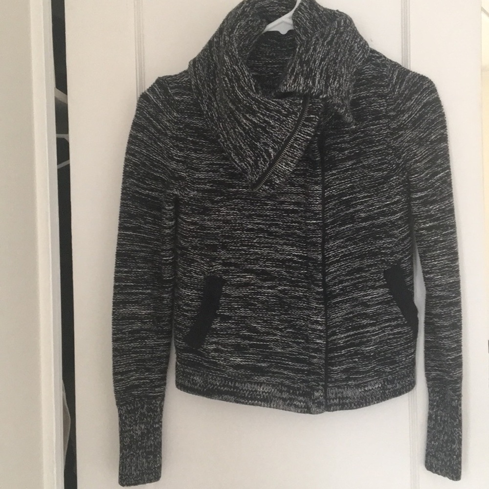 AMERICAN EAGLE ZIP UP SWEATER